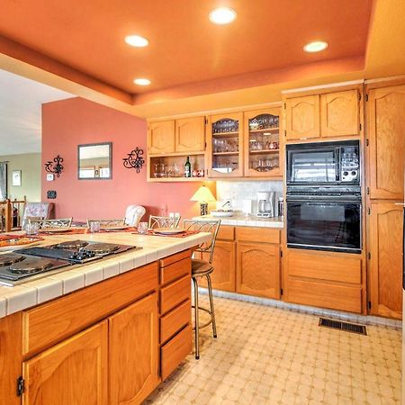 Spacious Kelseyville Home With Large Lakefront Deck! Exterior photo