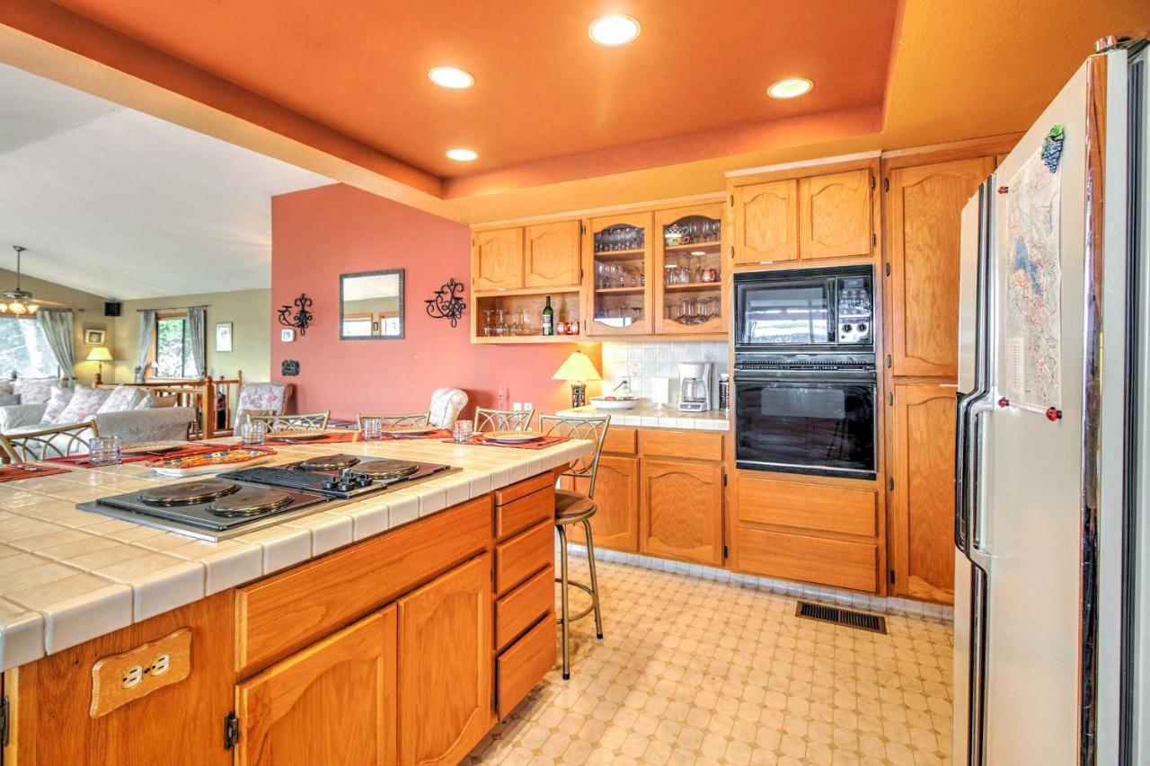 Spacious Kelseyville Home With Large Lakefront Deck! Exterior photo