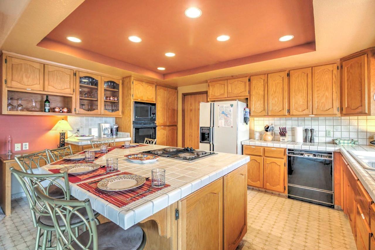 Spacious Kelseyville Home With Large Lakefront Deck! Exterior photo